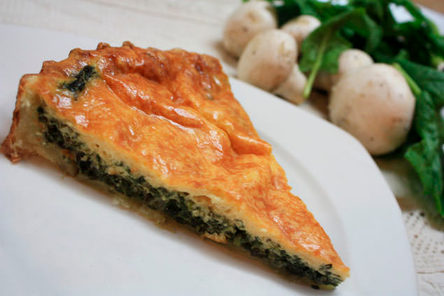 Киш со шпинатом и грибами – очень вкусный, простой в приготовлении, отлично подойдет на завтрак или обед. Грибы и шпинат — идеальное сочетание.