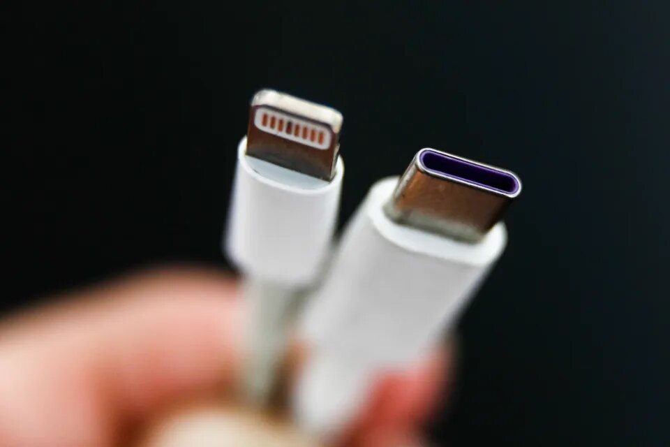 Разъем Apple Lightning слева и разъем USB C справа. Фото: Getty Images.  📷
