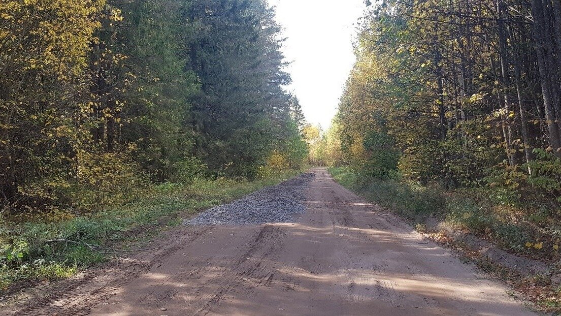     В Удмуртии перед проверкой СК России на разбитой дороге появились горы щебня.