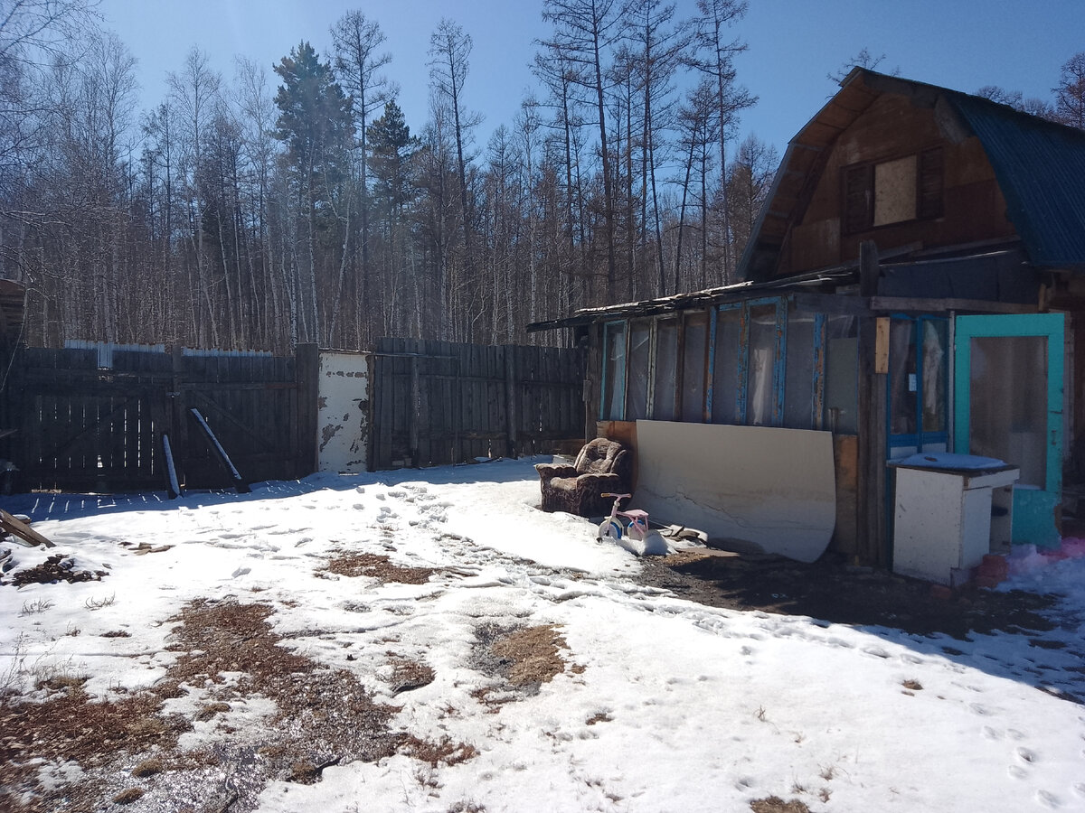 Так выглядел забор после первого летнего сезона.