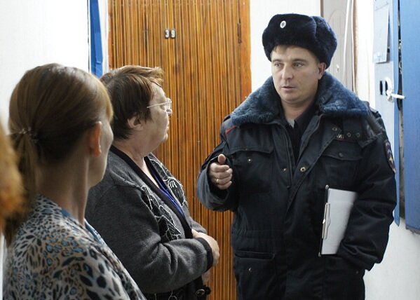 Задание от редакции в 2016 году мне дали, чтоб рассказала про читинца Владимира Ляшева: он тогда вышел во всероссийский этап конкурса участковых. В той «выборной» гонке не было бюллетеней, урн и агитации – забайкальцы выходили на сайт краевого управления МВД и голосовали за того, кого считали лучшим. Близки к победе были сотрудники полиции Нерчинска, Могойтуя, Борзи, Нижнего Цасучея, но за Владимира Николаевича проголосовали почти 900 земляков – больше, чем за других.
