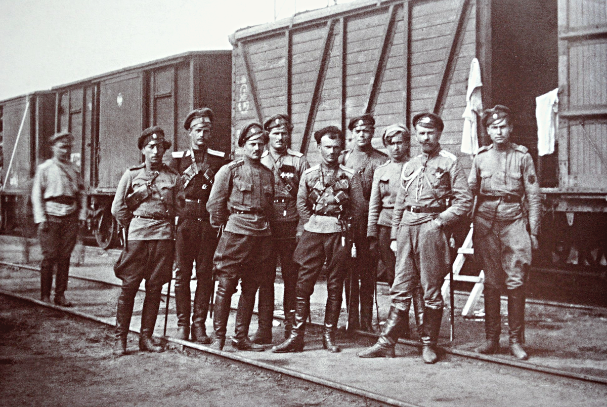 Хорунжий Калмыков И.П. в самом центре