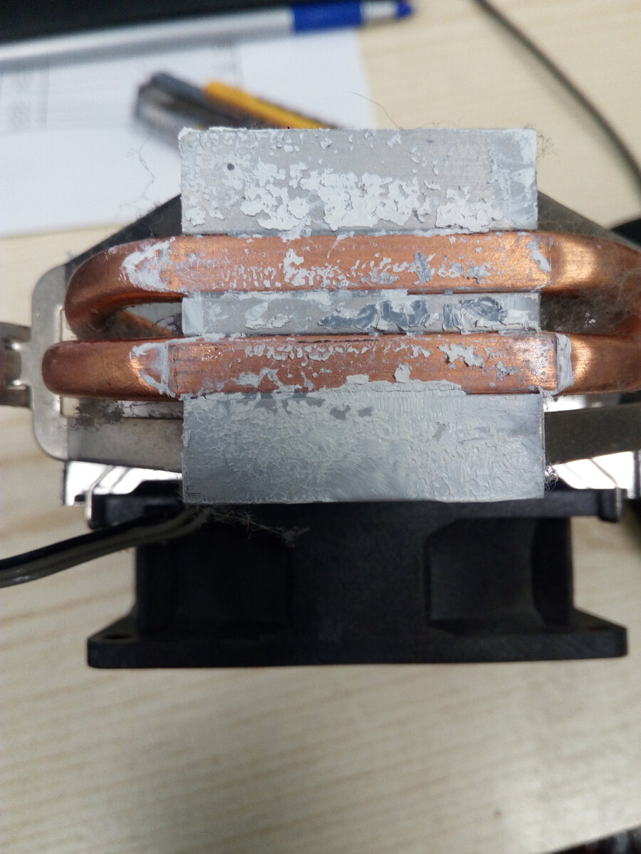 Счищаю старую термопасту на радиаторе, подойдет салфетка, бумага