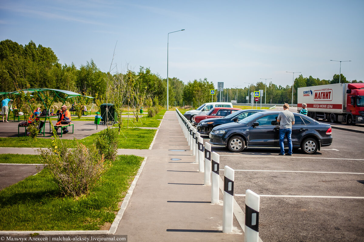 Места отдыха на трассе. Площадки для отдыха на трассе. Место отдыха на трассе. Стоянка на трассе. Зона отдыха на дороге.