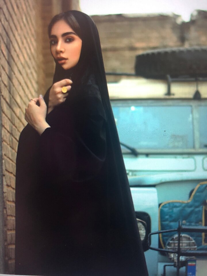 Иранская красавица с прямым модным носом.