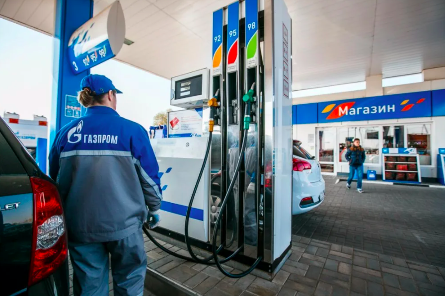 Газпромнефть 95. Топливо АЗС Газпромнефть. Заправщик АЗС. Заправка бензина Газпромнефть.