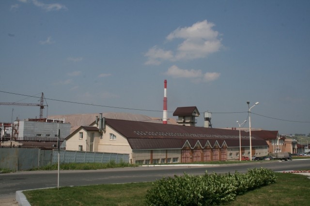 Производственные здания РУ -3. Вдали терриконы.