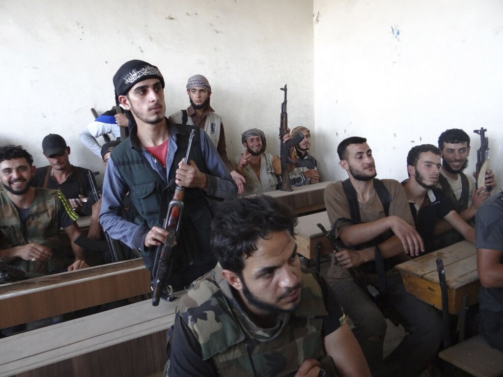 Возможно, "преподаватели" в этой школе подготовки  сирийских боевиков тоже считают свою деятельность просветительской... Фото: http://abload.de