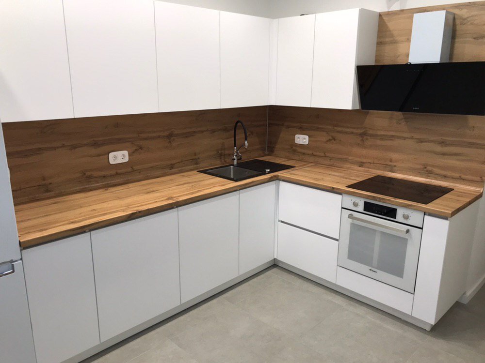 Избитое сочетание белый - дерево