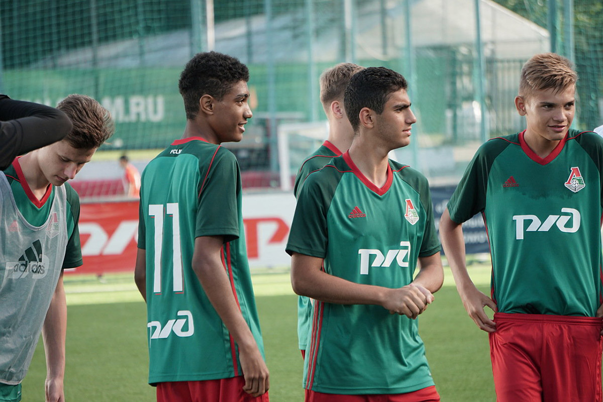 Ростислав бершауэр вне игры. Сериал вне игры 1 сезон. Сериал вне игры 1 сезон 1. Dyt buhs. Рыбальченко сериал локо.