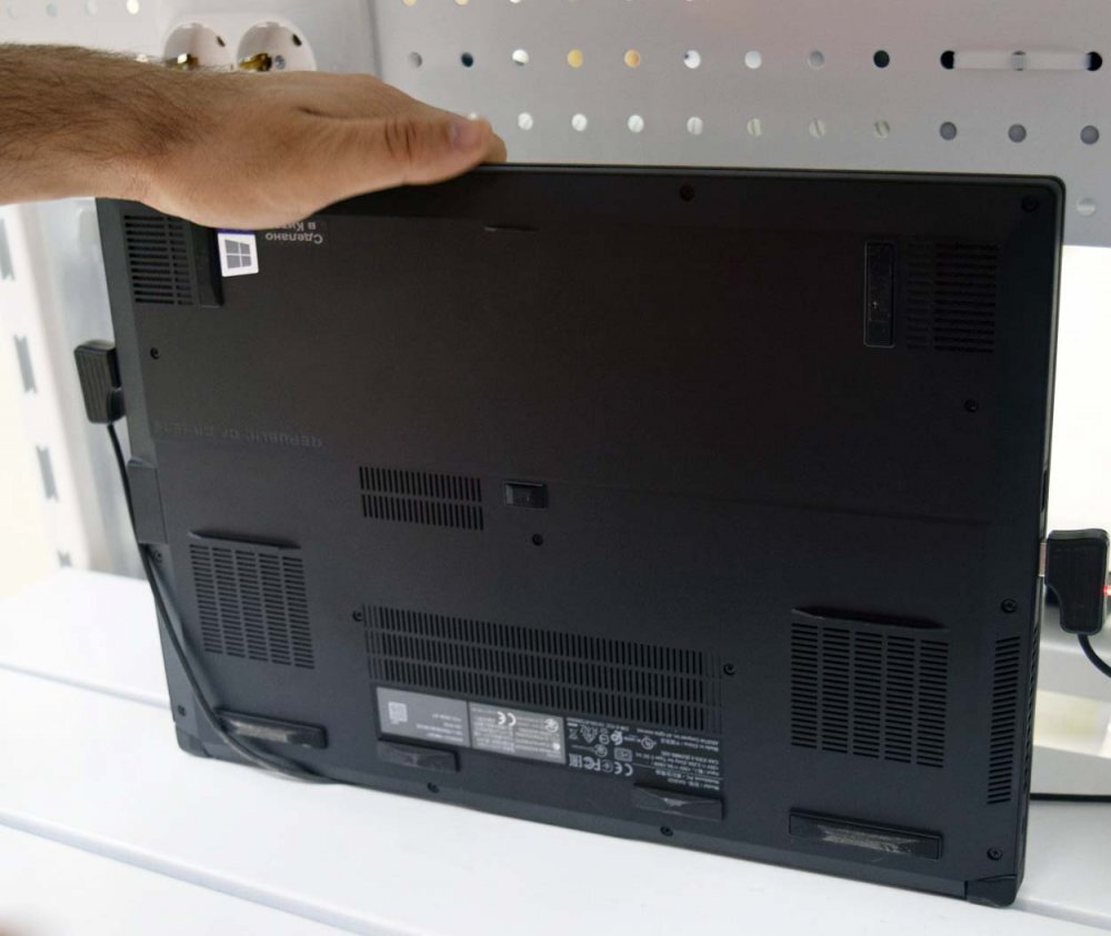 Особенность этого ноутбука, которая вам может не понравиться, у него нет веб-камеры. Непонятно, почему компания так поступила, обычная вебка не занимает много места, но зато вы всегда сможете сделать видео-звонок или устроить конференцию в скайпе. Возможно, некоторым это понравится в плане кибербезопасности и приватности, но если серьёзно, то уже много лет существует ноутбуки с механической шторкой для вебки. Клавиатура у ноута великолепная, не прогибаются кнопки, нажимаются очень приятно и чётко. Печатать, играть одно удовольствие. Тачпад тут вполне обычный, не слишком большой, но зато с чёткими удобными кнопками. В любом случае, учитывая, что это игровой ноутбук, скорее всего, вы будете использовать мышь. С правой стороны 3 USB и разъем для наушников, а сзади ноутбука располагаются разъем для подключения блока питания, ethernet-порт, полноценный HDMI и волшебный Type-C, который при наличии хаба или монитора может заменить все кабели сразу. Что касается подсветки, так тут полный фарш. Кроме клавиатуры имеется светодиодная подсветка по всему переднему и боковому контуру ноутбука.