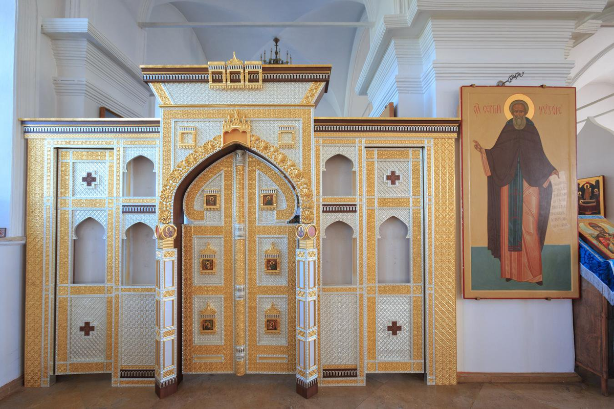 Воссозданный иконостас храма Пресвятой Богородицы в Монастырщино. Работы выполняли специалисты художественно-производственного предприятия «Софрино»