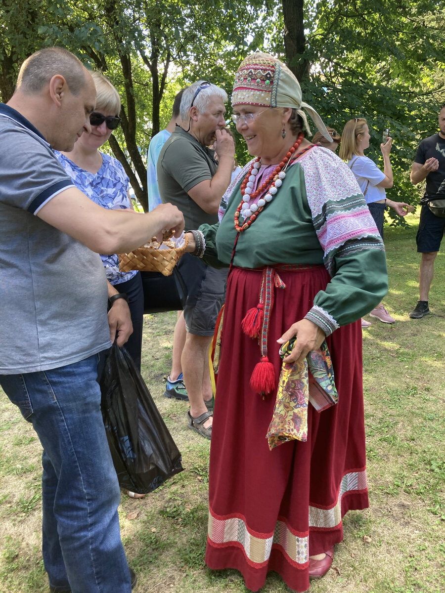 Забава Путятишна угощает пряником