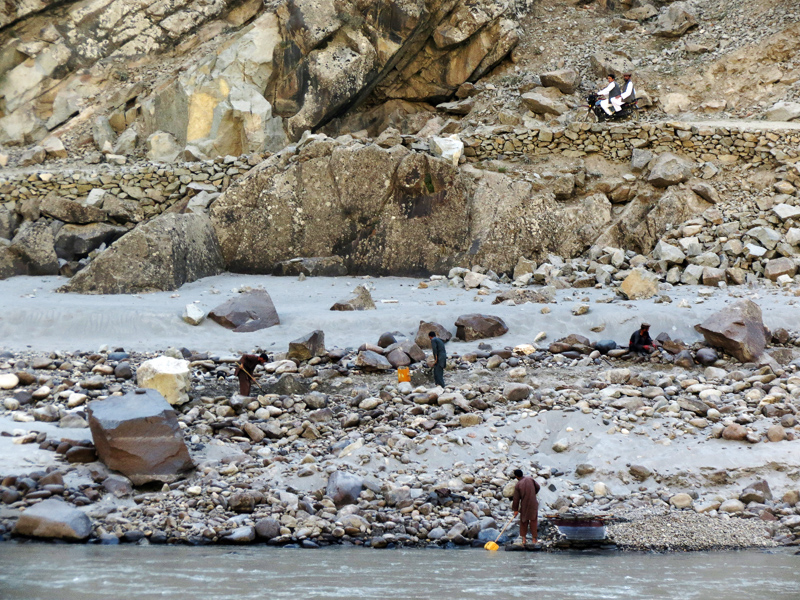 афганцы на том берегу