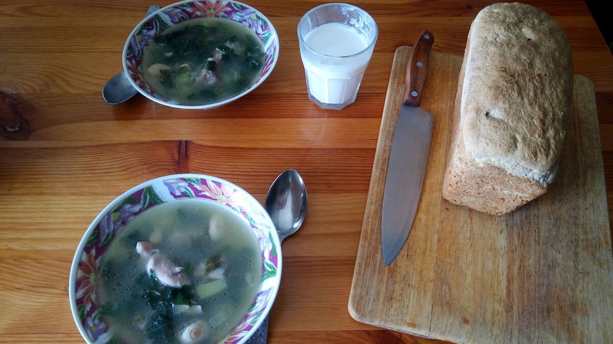 Суп из крапивы на курином бульоне.
