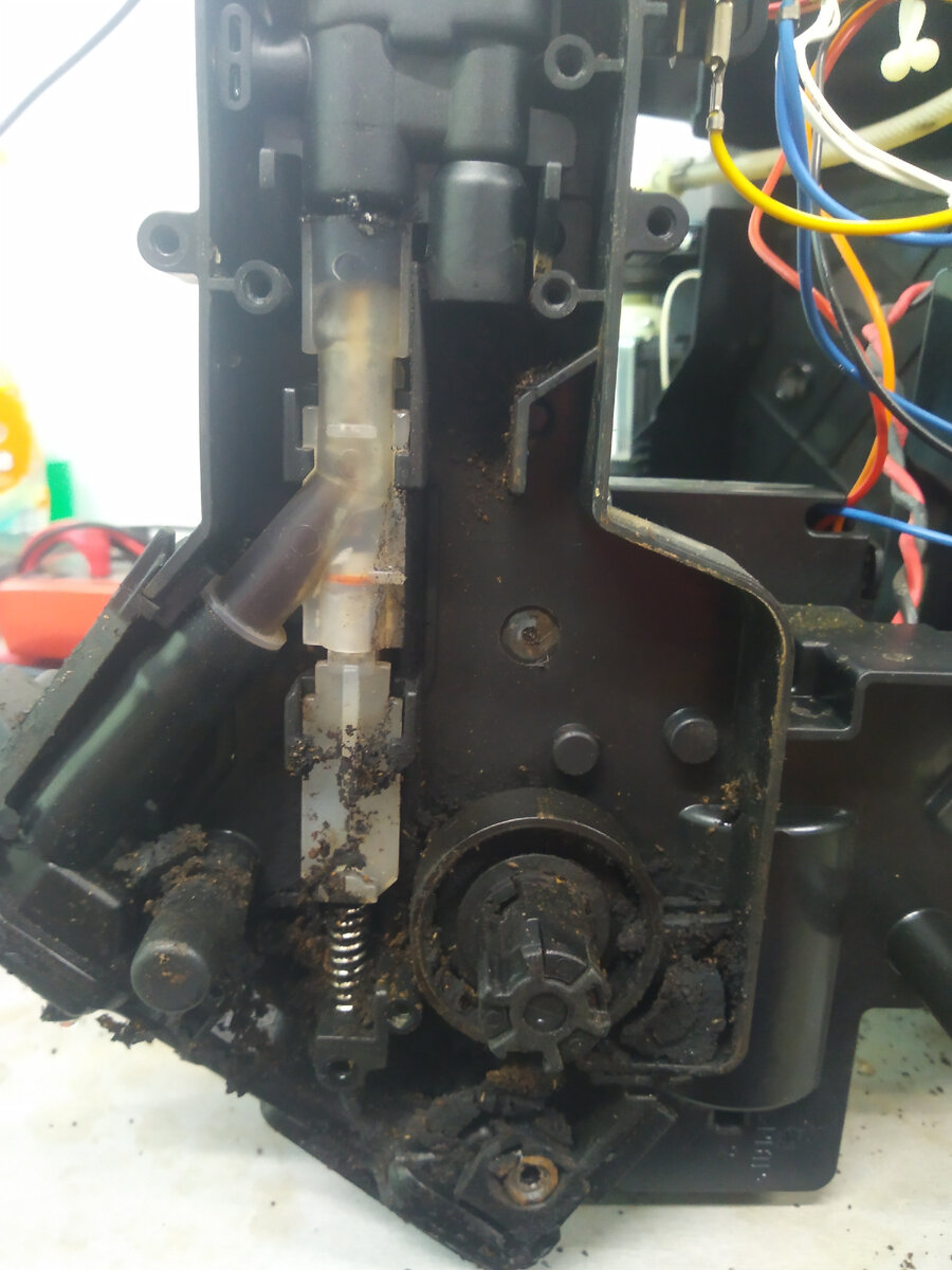 Забит грязью дренажный клапан. Приводит к дорогостоящей поломке!!!