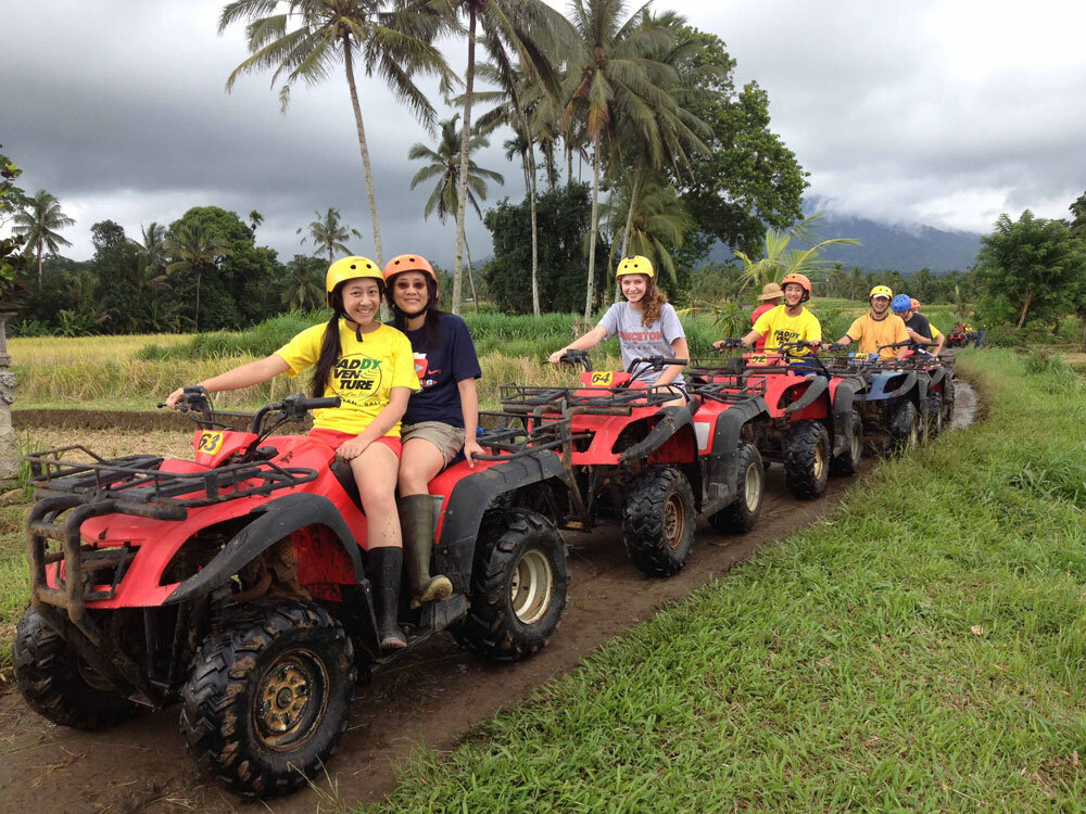 Источник: https://baliwisatatravel.com/wp-content/uploads/2015/09/bali-atv-ride-04.jpg