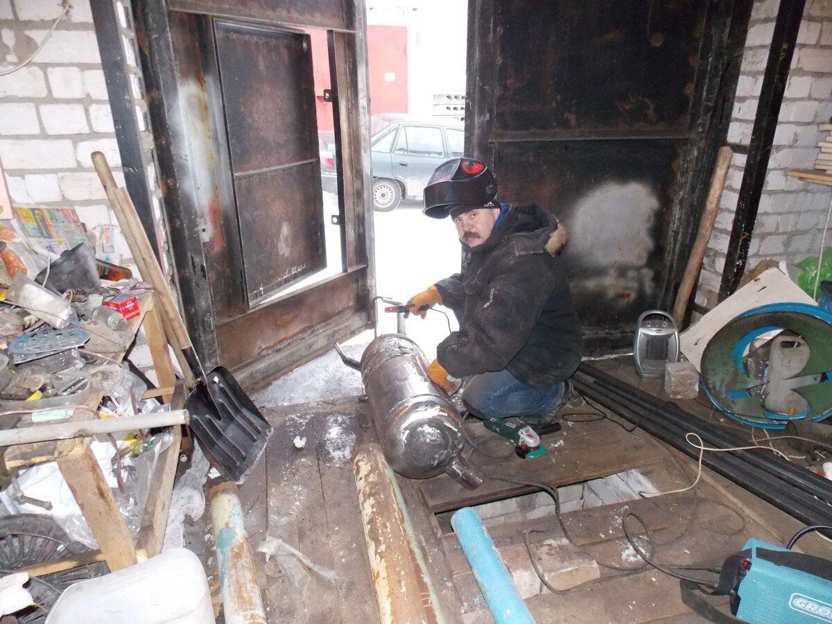 Общий вид гаража, где я занимался сваркой.