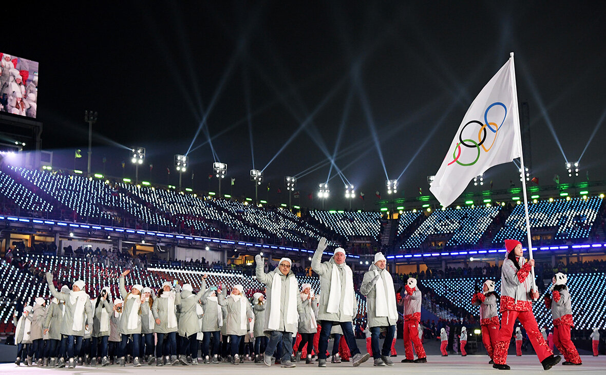 Проход российских атлетов под Олимпийским флагом на зимней Олимпиаде в Южной Корее