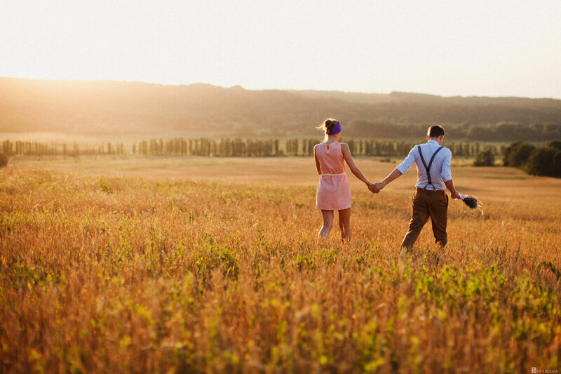 Молодые люди в поле. Влюбленные в поле. Фотосессия в поле. Парень и девушка в поле. Фотосессия в поле летом.
