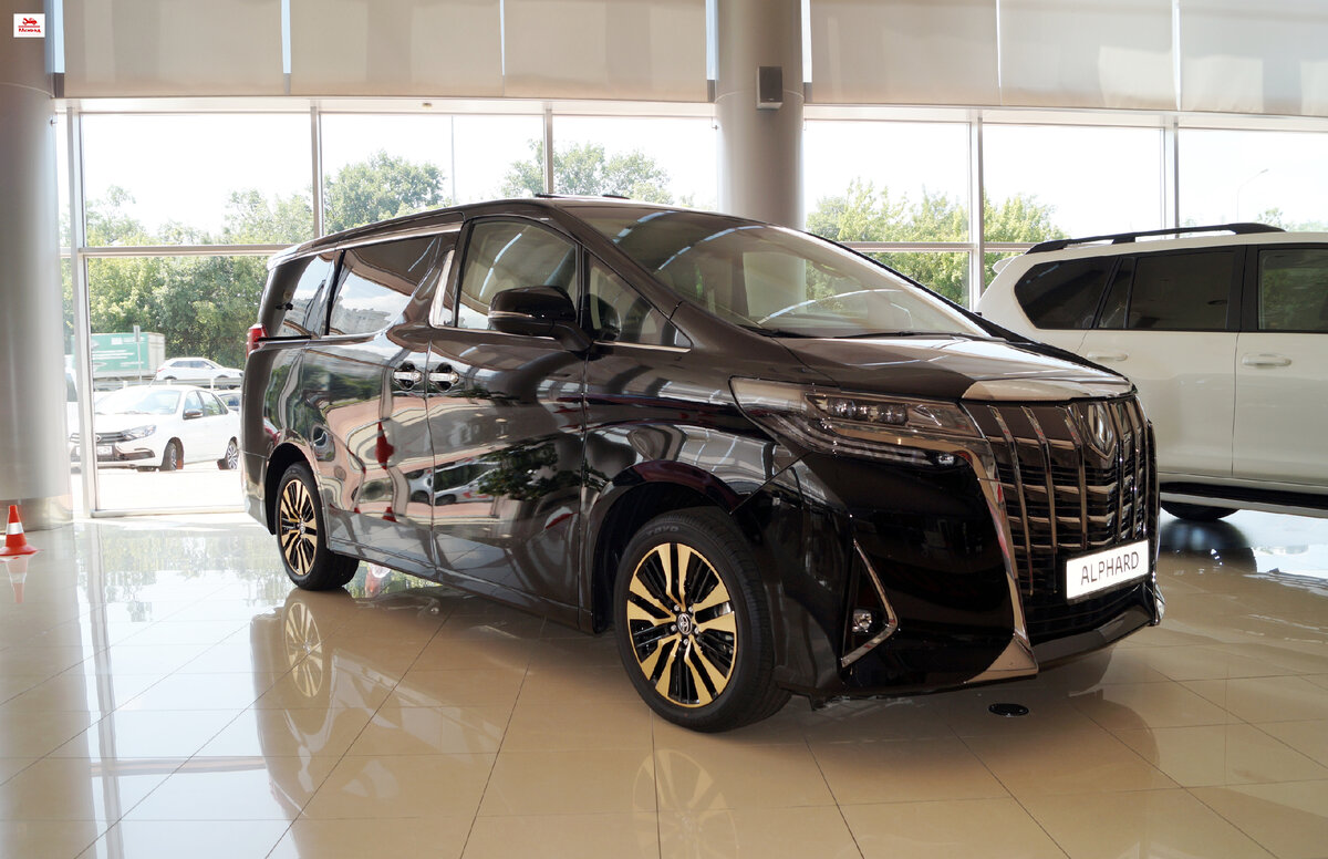 Знакомьтесь! Toyota Alphard (третье поколение рестайлинг). Наикрутейший автомобиль от японского автопроизводителя Toyota. Да, вы не ослышались!