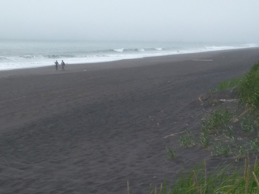 Вода и песок.