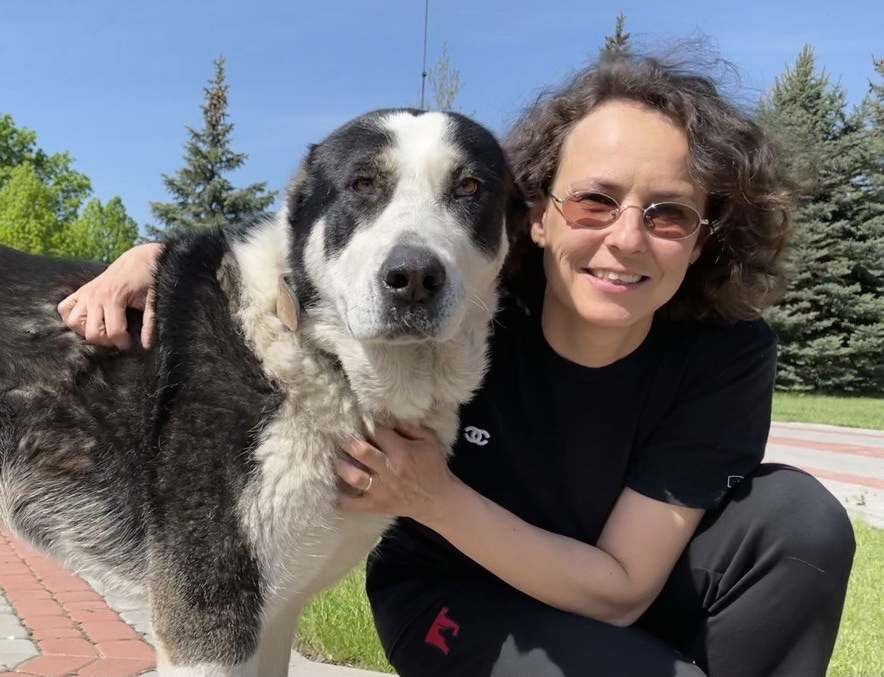 Юлия Чичерина живёт в частном доме в Подмосковье и считает, что нынешняя, более спокойная жизнь ей больше подходит