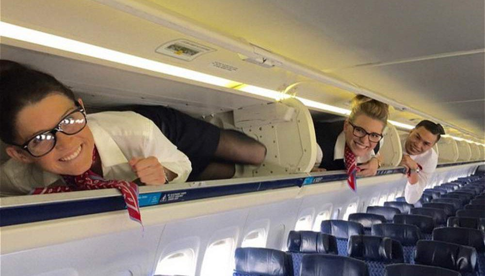 Веселые люди в самолете. Смешные люди в самолете. Смешные самолеты фото. Самолет прикол. Почему нельзя телефон в самолете