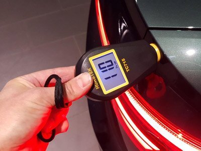 Недорогие приборы работают на основе электромагнитной индукции. Они подходят только для стальных кузовов. Если деталь сделана из пластика, толщиномер не определит толщину покрытия. Сейчас у многих автомобилей пластиковые бампера и передние крылья. Толщину краски на них нужно проверять ультразвуковым толщиномером, который относится к категории профессионального оборудования.