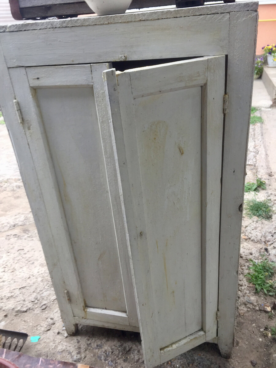 Мини шкафчик из обычной крашенной фанеры.