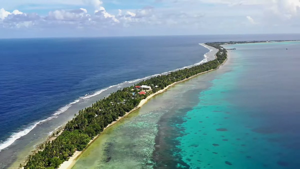Сложно представить, но есть государство размером 26 квадратных километров. Страна называется Тувалу, на ее территории проживает 11 тысяч жителей.-2
