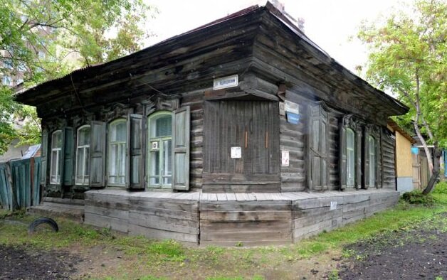 Памятник истории 19 века, деревянный бревенчатый дом