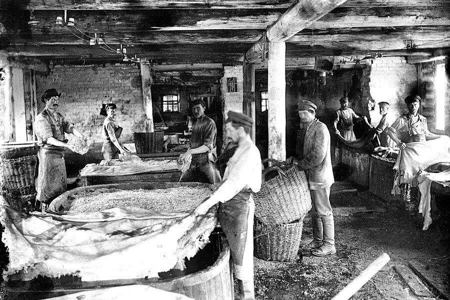 Рабочие кожевенного завода в 19 веке (http://historic-journal.ru/torgovo-promyshlennaya-deyatelnost-nizhegorodskogo-gildejskogo-kupechestva-v-1824-1863)