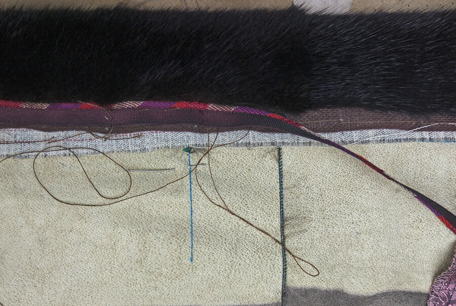 Пришивание шубного канта. пришивается в край меха рядом с тесьмой. 