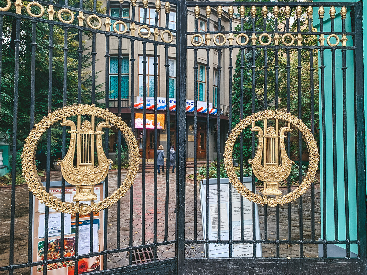 Вход в столовую легко найти по кованому, узорчатому забору →