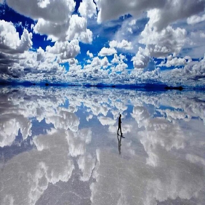 На юго-западе интересной Боливии располагается самый крупный солончак на Земле. Его площадь аж 10 582 квадратных километров. Но прелесть этого места не в его размерах. Во время сезона дождей солончак покрывается небольшим слоем воды, который и создает то самое неповторимое зеркальное отражение.

Это явление ежегодно привлекает к себе внимание фотографов и туристов со всего мира. Создается впечатление, как будто здесь соединяется небо и земля.
