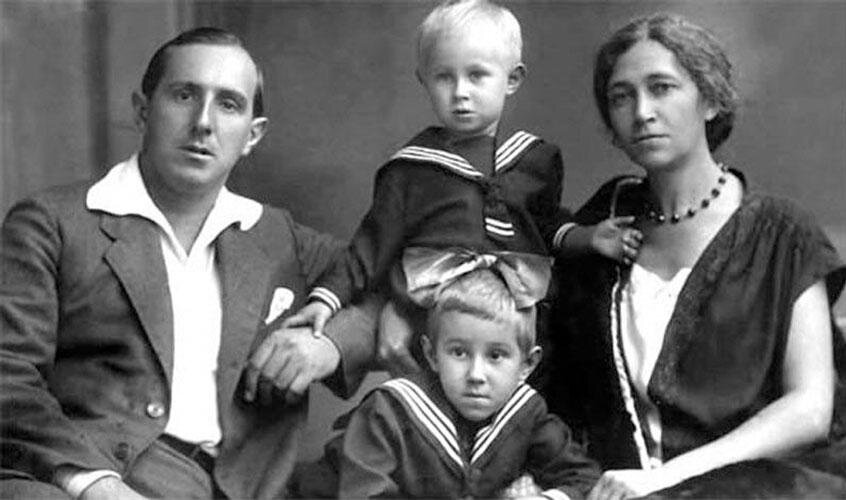 Слава Ростропович с родителями и сестрой