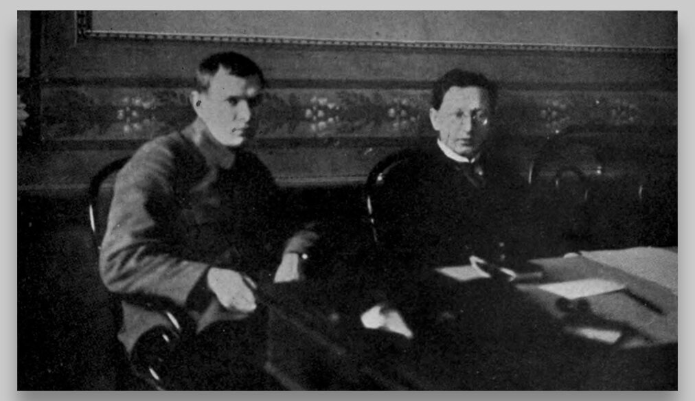Урицкий (справа) в Петрочека, 1918 г. (фото из открытых источников)
