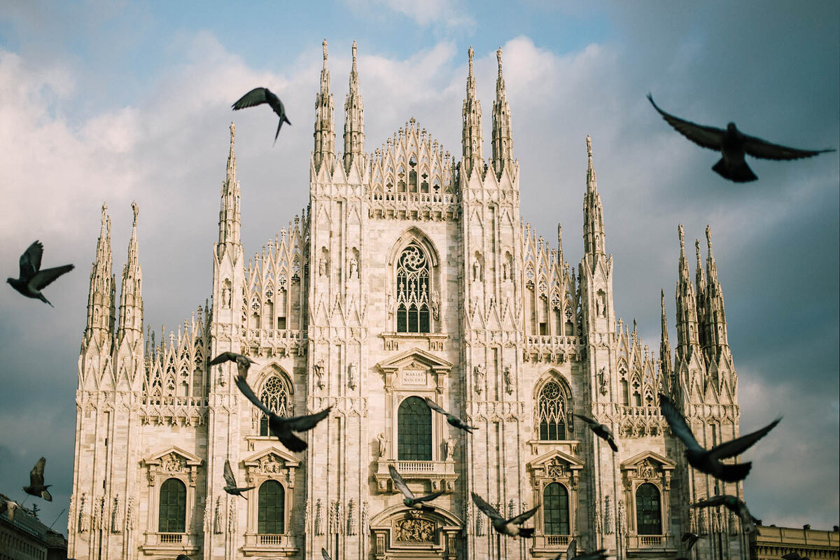 Дуомо, его история чрезвычайно интересно. Лица на башнях - это инвесторы. размер лица - пропорционален сумме вклада