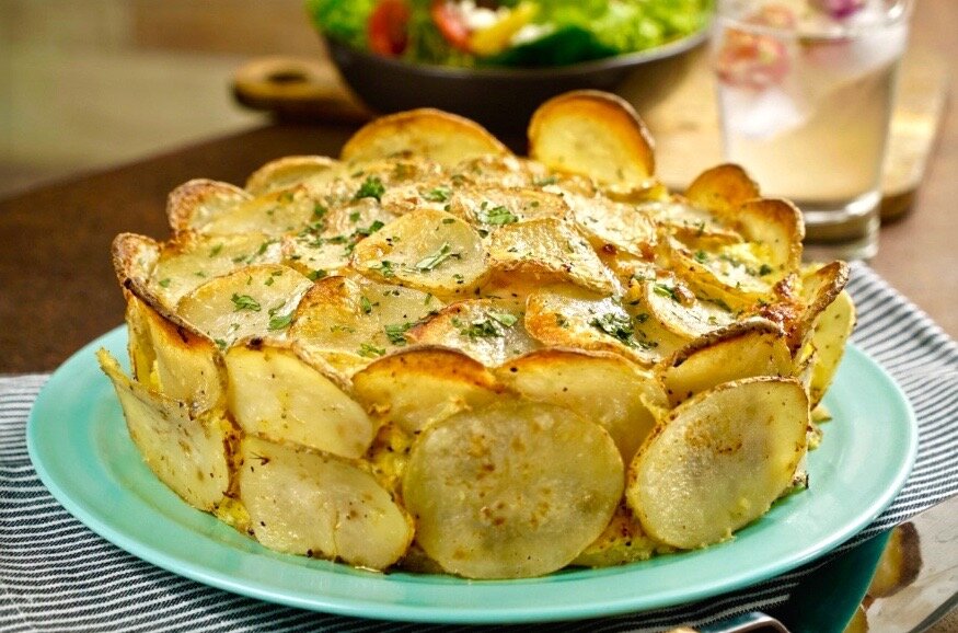 Пастель из картофельных ломтиков с сыром и ветчиной.