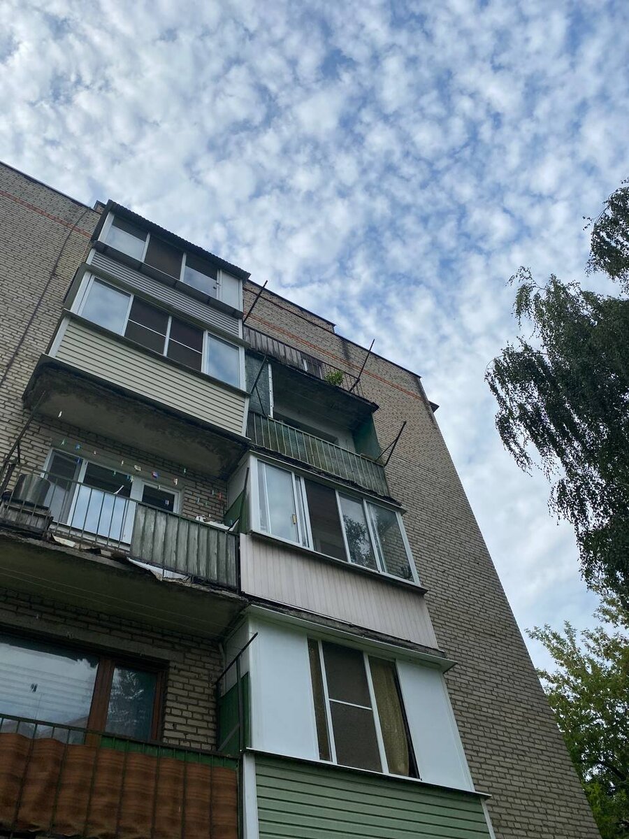 Нововведения по установке оконных конструкций с начала марта нового года  
Грядущей весной будут внесены правки в правила использования жилых помещений. Граждан волнуют вопросы: незаконное остекление балконов. меры наказания, демонтаж старого остекления?
Правила остекления балконов
В РФ действует жилищный кодекс, который дополнен правилами пользования жилищными зданиями. Обновленная редакция начнет действовать с 1 марта 2022 года, изменения также  будут касаться компаний. Основное остается прежним: нельзя изменять конструкцию, следует поддерживать надлежащий вид.
Остекление балконов
Запрещено производить переустройство, менять планировку без согласования. Разрешено устанавливать современные пластиковые окна,  если не нарушают правил благоустройства. Старое остекление без нарушений, которое не вредит конструкции,  демонтировать не нужно.
За что будут штрафные санкции?
Штрафы без соответствующего разрешения грозят за нарушения:
-Если согласно плану, остекление не предусмотрено.
-Отделка балкона сайдингом.
-Перепланировка, переоборудование.
Для физлиц - до 2500 рублей, для юрлиц - до 45 000 рублей.
-Демонтаж стены, вынос батареи.
 
Незаконное остекление нужно будет устранить, фасад вернуть в первоначальный вид.