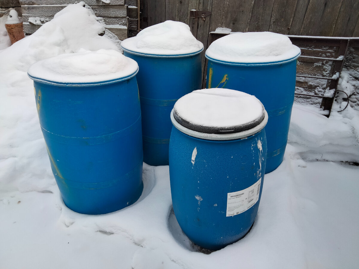 Купили еще 4 пластиковые бочки для сбора дождевой воды