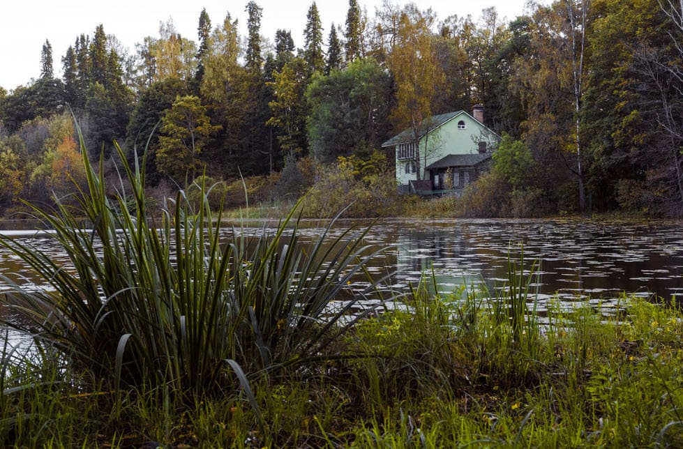 Дом река новгородская область. Вода на участке. Дом у пруда в Подмосковье. Дома на воде. Земля с речкой.