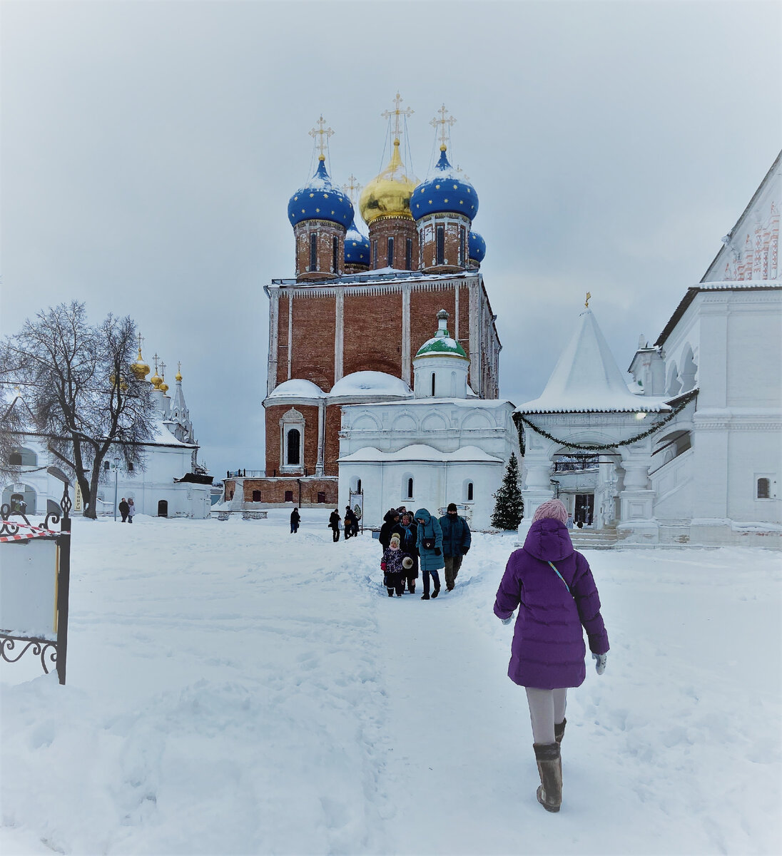 Вход на территорию Кремля бесплатный