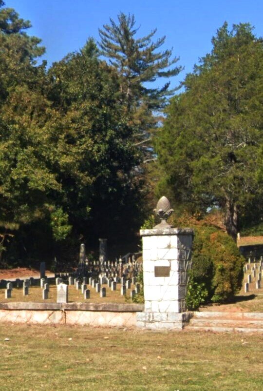 Вот на этой оградке кладбища я, оказывается, стояла в темноте. Пока не увидела, что находится за спиной