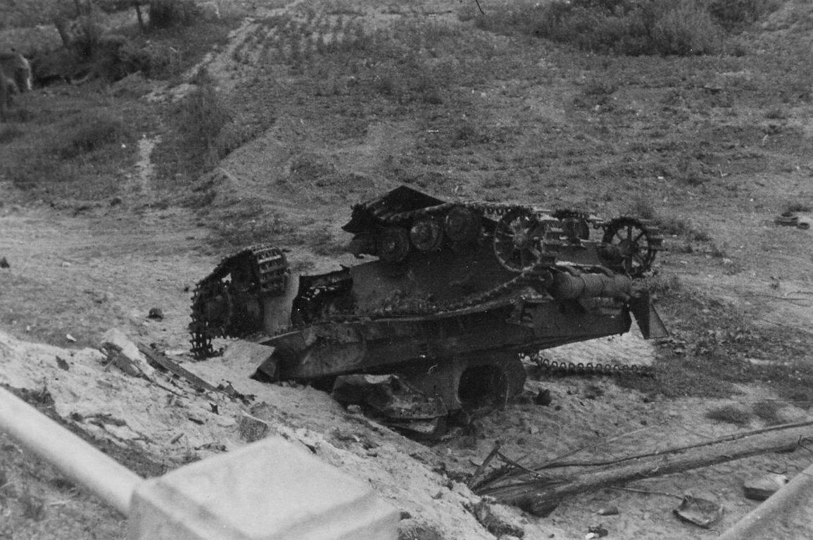 Подбитая техника в курской. Подбитый немецкий танк 1941. Уничтоженные немецкие танки 1941.