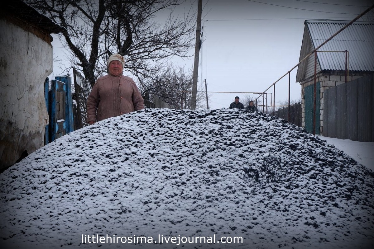 Валентина Ивановна 1946г.р. Всю жизнь работала на местном заводе ПМЗ (Первомайский машиностроительный завод). Муж давно умер. Есть дочь, которая живет в Луганске:"Я никому ничего не должна". В общем, не помогает(
Гипертония, Сахарный диабет. Живет на пенсию, которой не хватает, чтобы накопить на уголь.