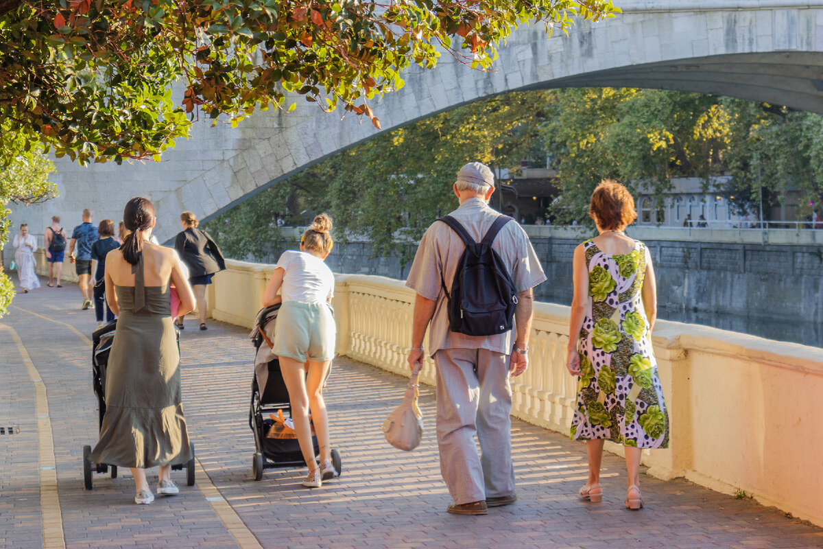Набережная реки Сочи на ул. Конституции