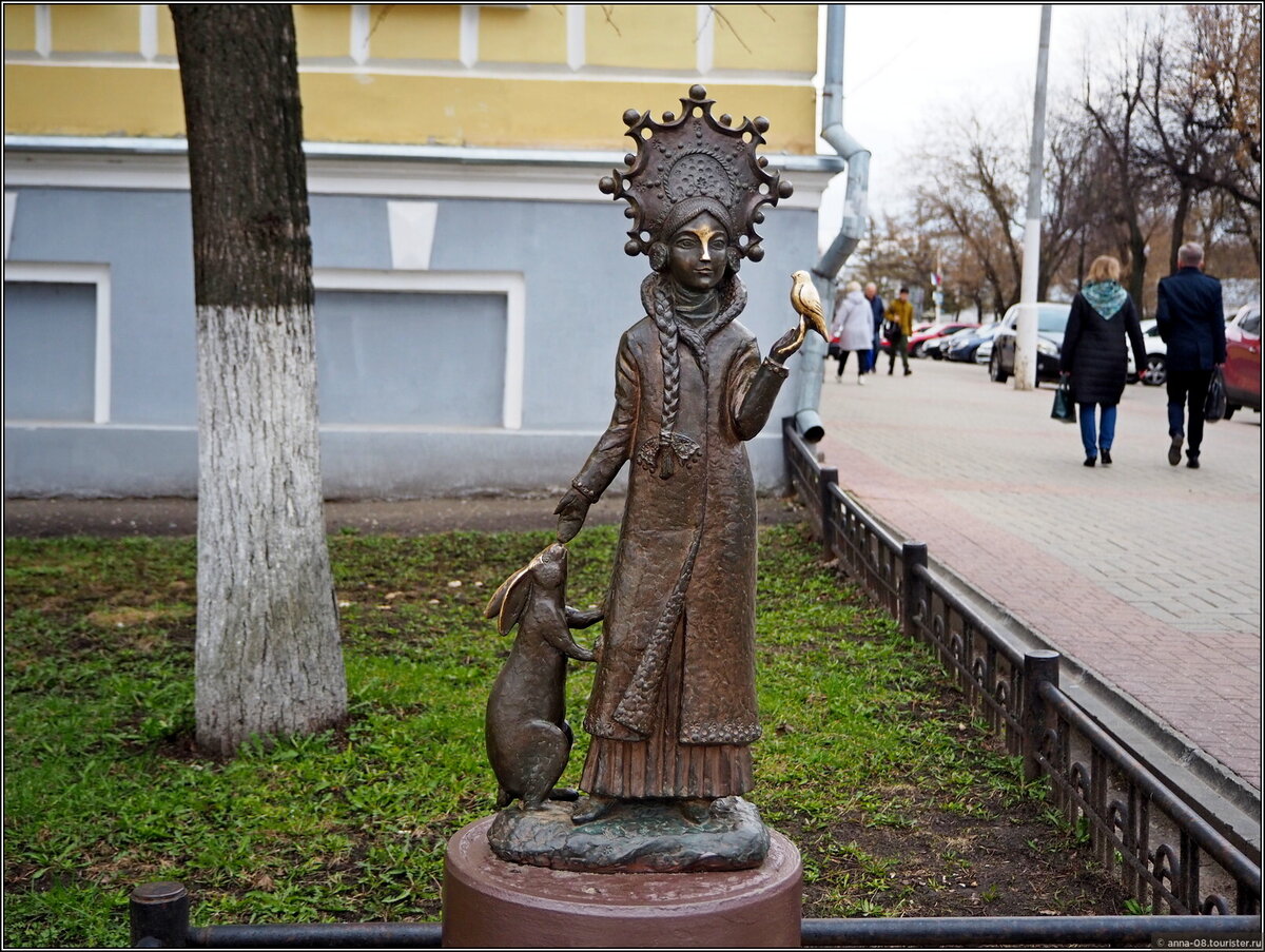 Том городе где хотел. Памятник Снегурочке в Костроме. Памятник Костромской Снегурочки. Снегурочка в Костроме скульптура. Статуя Снегурочки в Костроме.