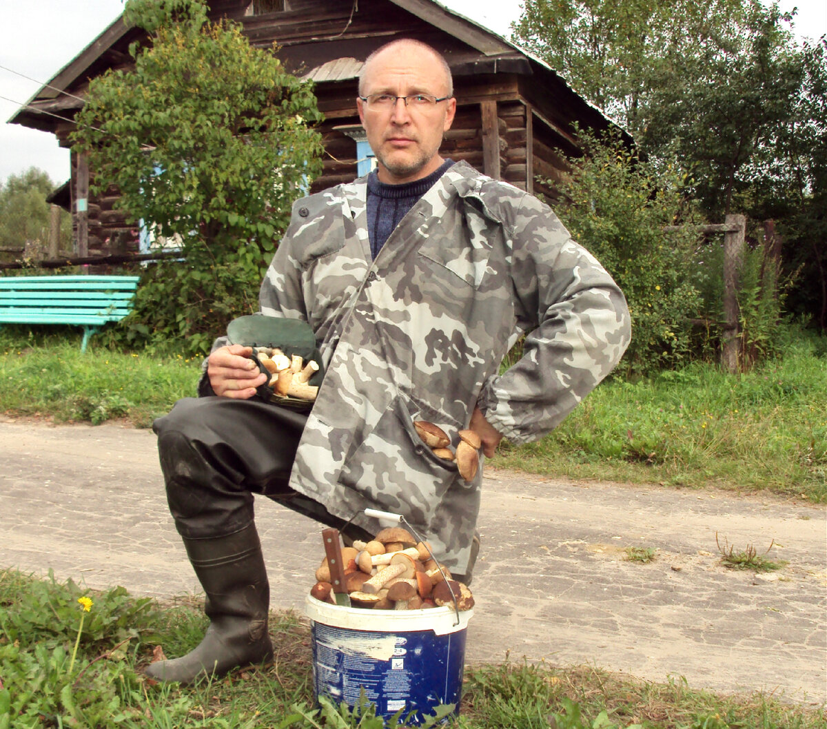 Во время очень частых походов за грибами в окрестностях деревни в лесу и в полях наряду с множеством 